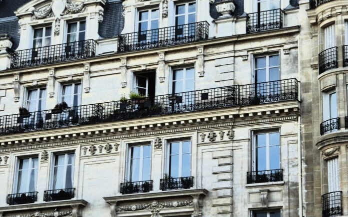 A Paris, pourquoi les immeubles haussmanniens ont-ils un balcon aux 2ème et  5ème étages ?