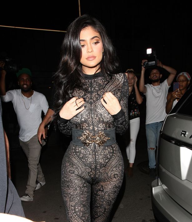 La robe transparente de Kylie Jenner: La dernière de la famille Jenner fait tout comme ses sœurs