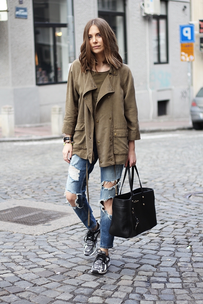 association couleur vetement, look casual avec paire de jeans déchirés et blouse de nuance kaki avec sac à main en cuir noir
