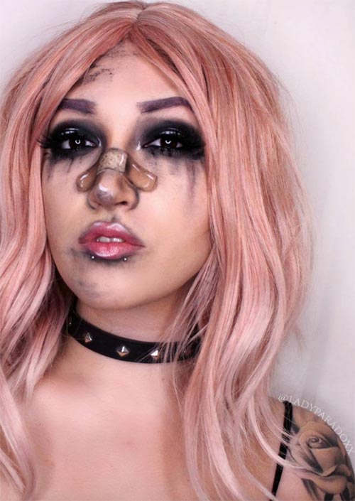 Rough Day Halloween Makeup : Vous pouvez créer un look qui dit tout ce que vous voulez, le maquillage est magique - regardez son pansement ! C'est l'un des looks de maquillage d'Halloween les plus faciles à maquiller, mais il nécessite quelques compétences en application de maquillage.