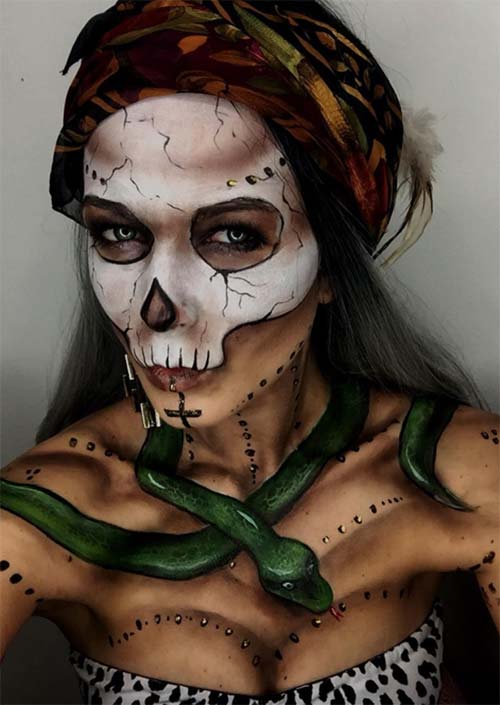 Maquillage de sorcière de Bayou pour Halloween : Comme un modèle de maquillage d'Halloween, la sorcière de Bayou semble complète avec un serpent animal. C'est fait flippant et admirablement bien ici, et c'est incroyablement détaillé d'une manière qui montre que cela a pris du temps.