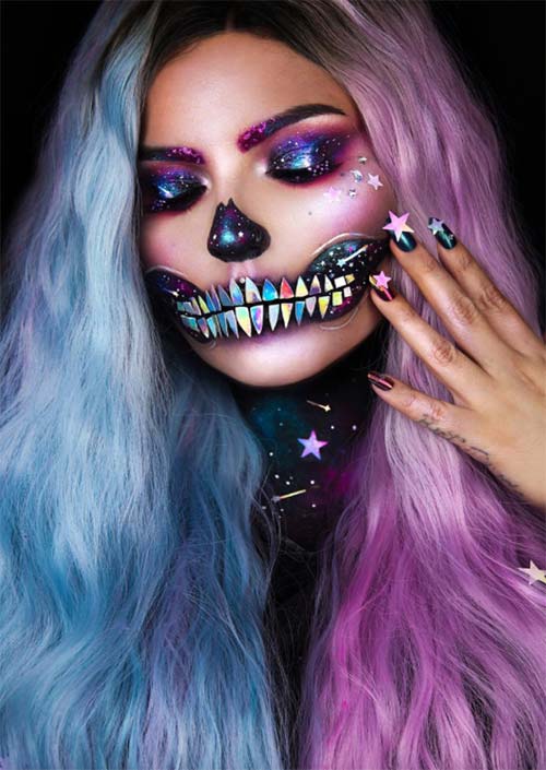 Holo Galactic Skull : Les looks Holo sont à la mode en ce moment, et incorporer l'ambiance galactique dans un look de maquillage d'Halloween est également brillant. Associez cela à la bonne perruque ou à la bonne couleur de cheveux, et à une manucure étonnante, et vous êtes prête à partir !