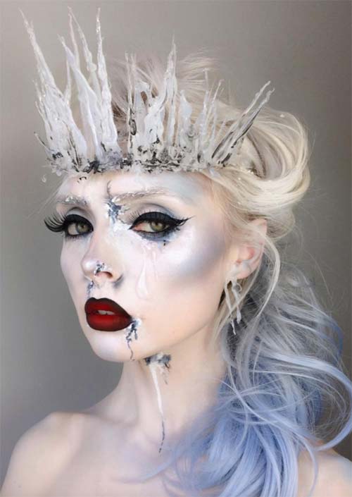 Maquillage d'Halloween Reine de Glace : Des reflets étincelants et des bleus clairs donnent un aspect cristallin à ce look. Ice Queen est l'un des personnages qui ne se démode jamais, c'est donc une excellente idée d'embrasser ce look maquillage d'Halloween cette année.