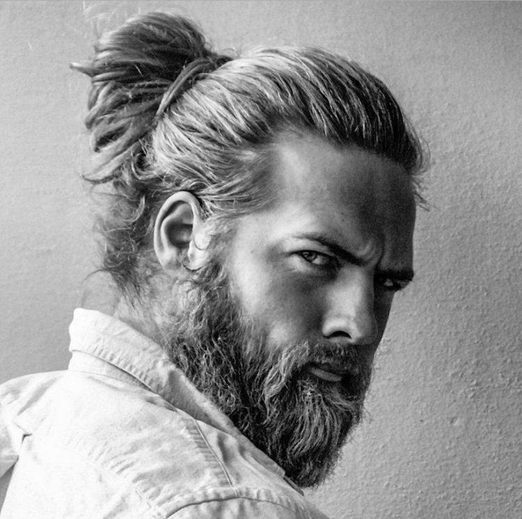 cheveux long homme man bun decontracte barbe longue