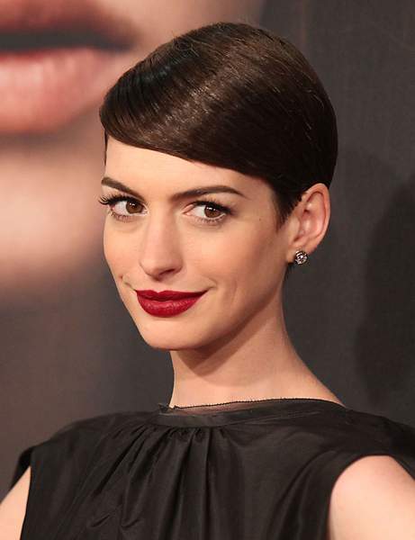 Le court coiffé sur le côté de Anne Hathaway