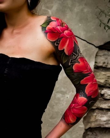 tatouages bras japonais femme : L'encre rouge et noire sont très caractéristiques des tatouages orientaux.