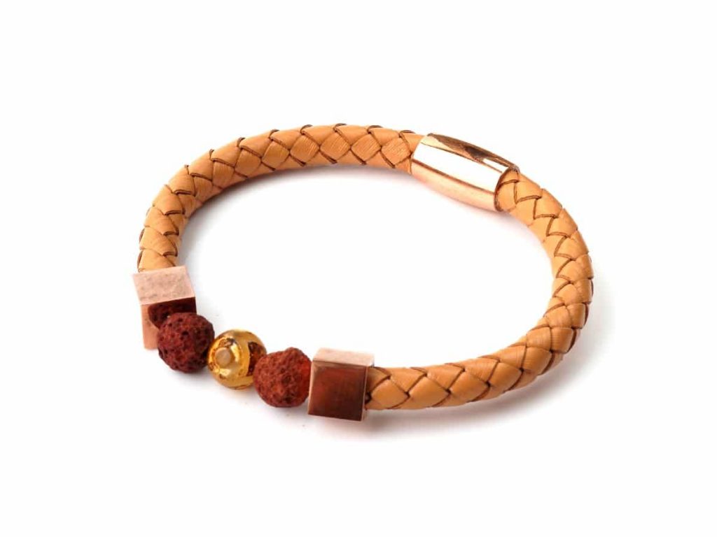 Un remarquable travail de maroquinier pour ce ravissant bracelet. Réalisé par des artisans tunisiens.