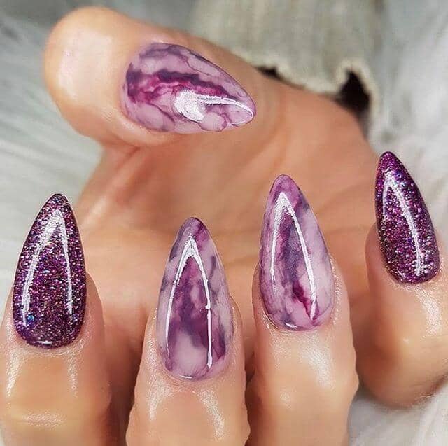 Idée d'un ongle court violet en marbre pourpre