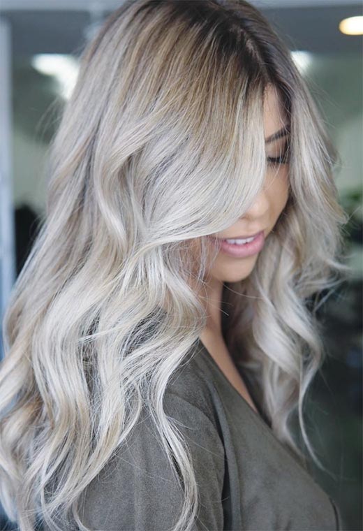 Pour les cheveux blonds cendrés, un peu de platine ici et là permet de passer du brun au blond, même si le reste des cheveux reste de couleur moyenne.