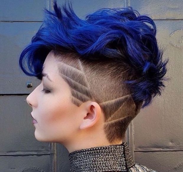 coupe de cheveux avec une longue frange et une courte nuque en bleu