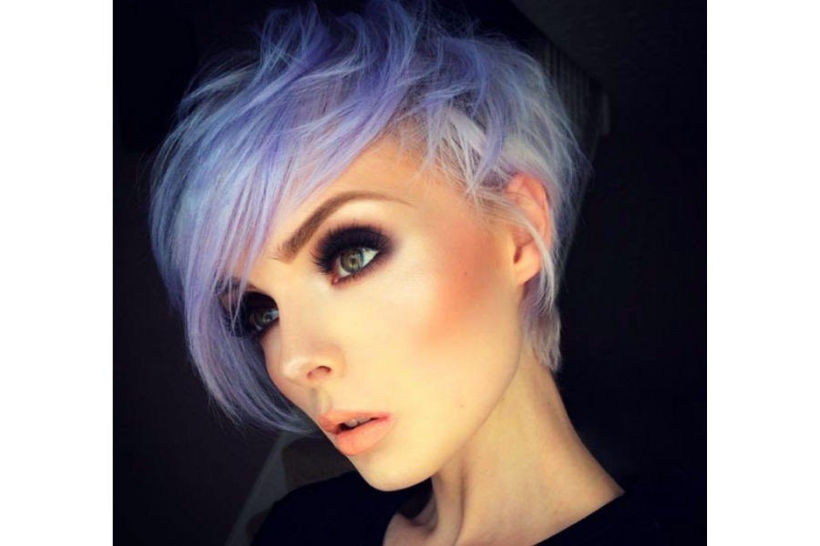 coupe de cheveux courte avec une longue frange violette oblique