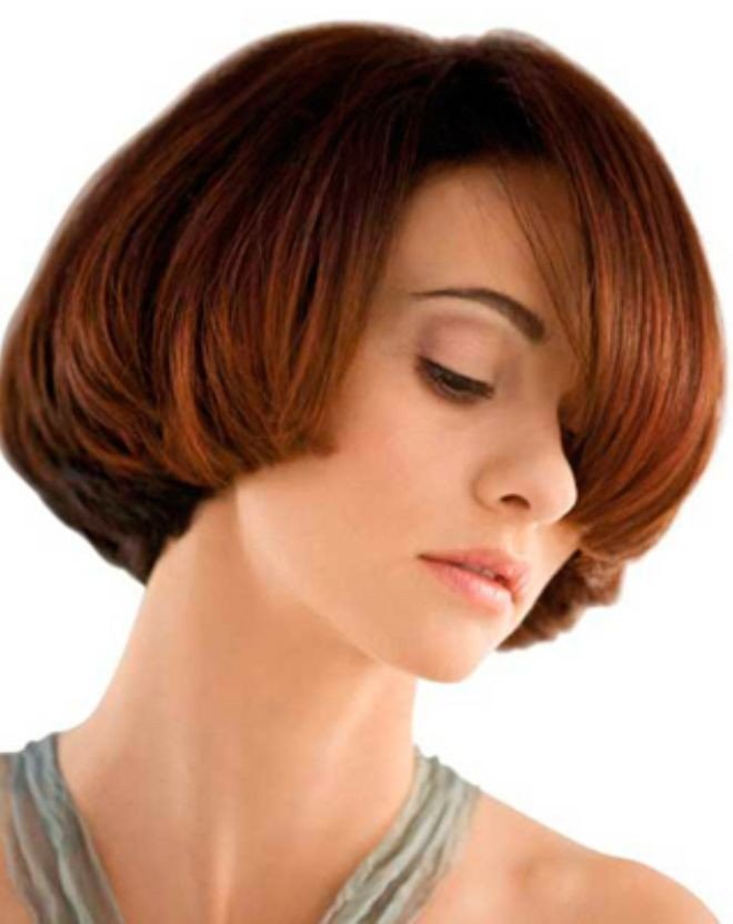 Séance de coupe de cheveux pour les femmes aux cheveux bruns