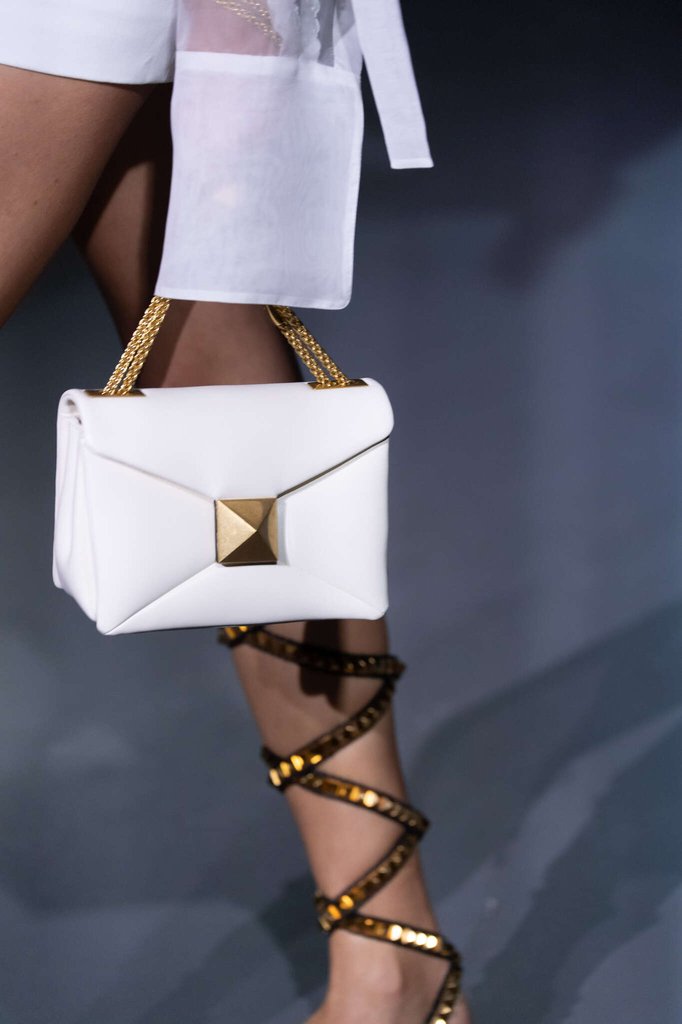 sac-a-main-et-chaussures-collection-Valentino-2022