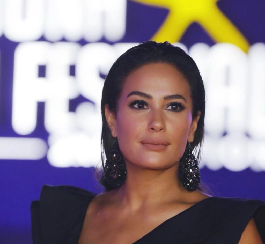 La star tunisienne Hend Sabry  stylée avec sa coiffure en arriére