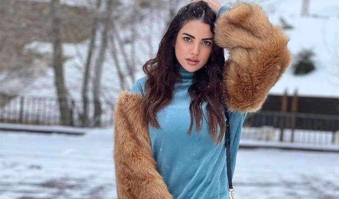 La star tunisienne Dorra Zarrouk en mode d’hiver. Habillée de capuche en fourrure, bonnet et bottes … sur la neige, enthousiaste pour prendre quelques jours de vacances.