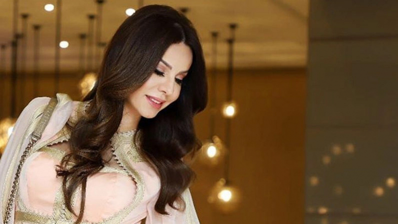   La star tunisienne Feryel Youssef Graja, porte un caftan beau traditionnel  
