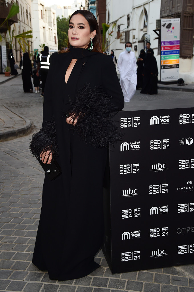 La star Hend Sabry opte pour une abaya noire trés tendance et chic