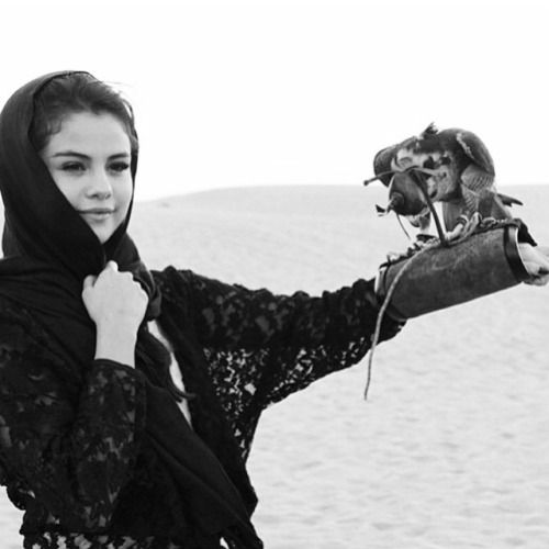La star Selena Gomez porte une abaya noire! un look saharien !